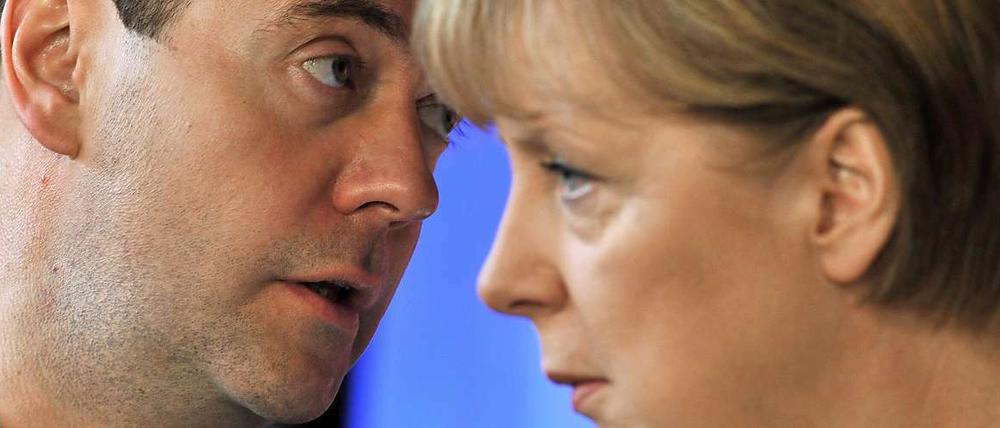 Der russische Präsident Medwedew und Bundeskanzlerin Merkel besprachen sich während der Deutsch-Russischen Regierungskonsultationen in Hannover. Nennenswerte Fortschritte gab es nur auf wirtschaftlicher Ebene.