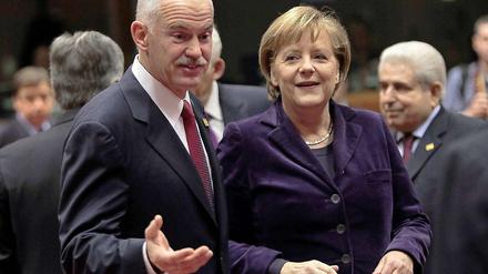 Griechenlands Regierungschef Papandreou muss sich von seinen Amtskollegen - zum Beispiel von Kanzlerin Merkel - einiges gefallen lassen.