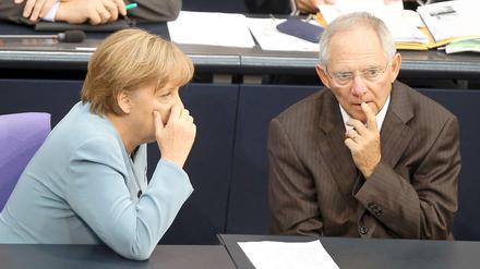 Was tun? Angela Merkel und Wolfgang Schäuble stehen wegen ihrer Euro-Politik selbst in den eigenen Reihen in der Kritik.