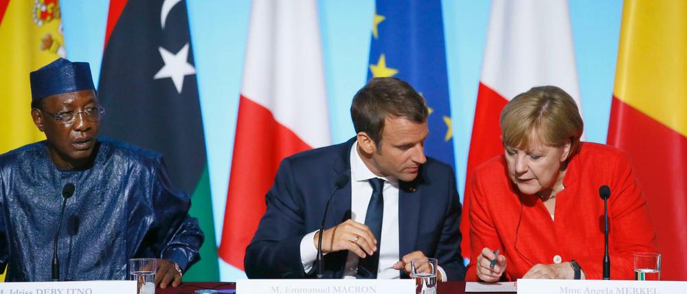 Der Präsident des Tschad Idriss Deby, der französische Präsident Emmanuel Macron und Bundeskanzlerin Angela Merkel beim Migrationsgipfel in Paris. 
