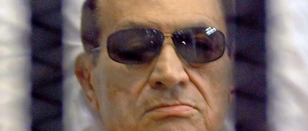 Er bestand auf das Krankenbett im Gerichtssaal, während des Prozesses und auch am Tag der Entscheidung: Hosni Mubarak am Samstag während der Urteilsverkündigung im Gerichtssaal.