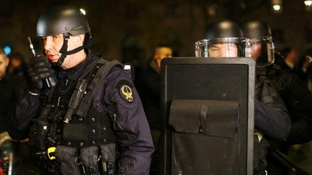 Französische Polizisten lösten in Paris nach den Attentaten mehrfach Kundgebungen auf.