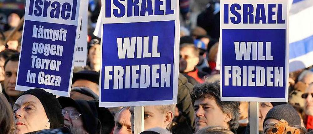 Was Teilnehmer einer Solidaritätskundgebung in Berlin bereits 2009 mit Plakaten ausdrückten, könnte nun wahr werden: Drei Jahre war Funkstille zwischen Israelis und Palästinensern. In der kommenden Woche sollen die Friedensgespräche wieder aufgenommen werden.