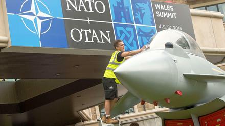 Frieden schaffen mit ein paar Waffen, die Nato berät über ihre Zukunft.