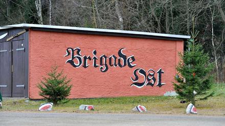 Wand eines Garagenkomplexes in Johanngeorgenstadt im Erzgebirge. Auch in der sächsischen Kleinstadt sollen Unterstützter der verdächtigen Rechstradikalen ins Visir der Fahnder geraten sein. 