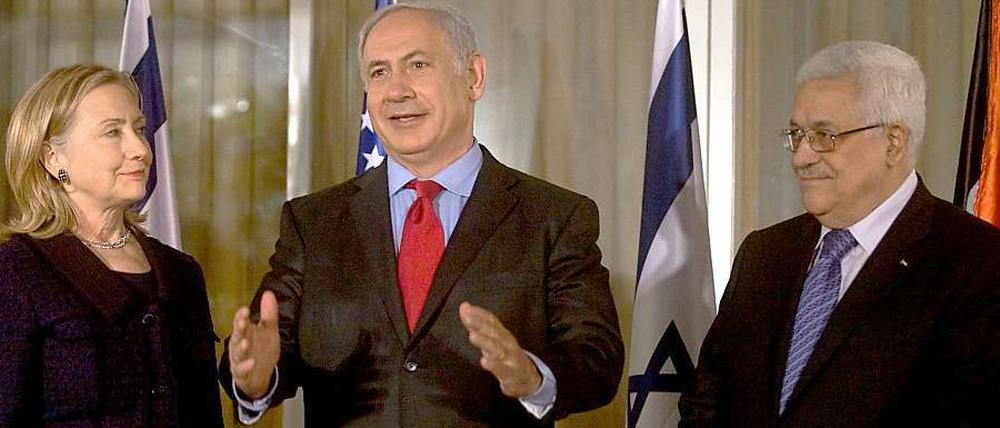 Im vergangenen Jahr sprachen sie noch zusammen, wenn auch unter dem Druck der USA: Israels Premier Netanjahu (M.) und Palästinenser-Präsident Abbas (r.).