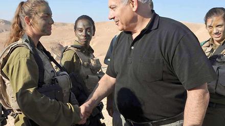 Auf der Suche nach Rückendeckung: Israels Ministerpräsident Benjamin Netanjahu beim Truppenbesuch.