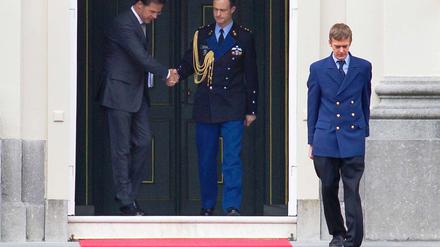 Der niederländische Premier Mark Rutte (li.) hat Königin Beatrix um seine Entlassung gebeten.