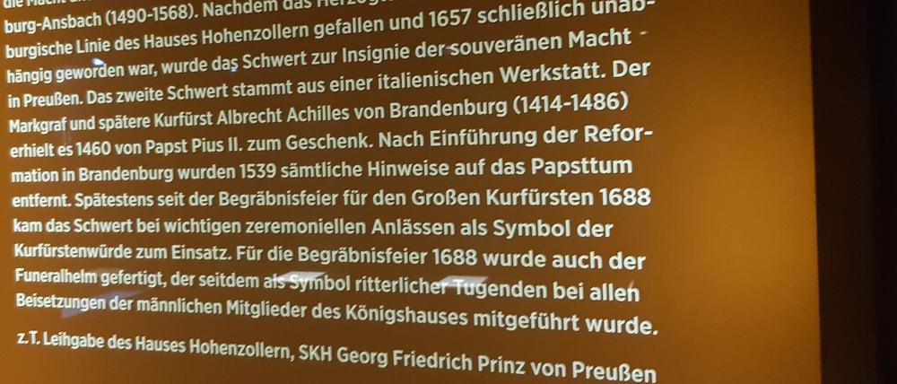 Auch im Schloss Charlottenburg sind Leihgaben von Georg Friedrich von Preußen ausgestellt. Eine Erläuterungstafel.   