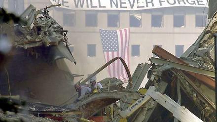 We will never forget - wir werden niemals vergessen, steht auf einem Banner über Ground Zero, im September 2001.