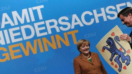CDU-Spitzenkandidat David McAllister zusammen mit Bundeskanzlerin Angela Merkel.