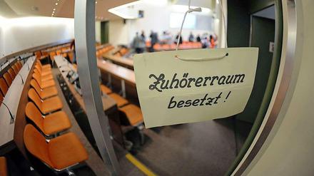 Im Münchener Gerichtssaal für den NSU-Prozess wird es eng - zu eng für die Interessenten der deutschen und ausländischen Presse.