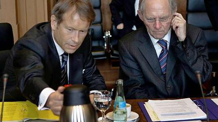 Berlins Finanzsenator Ulrich Nußbaum im April 2010 vor Beginn der konstituierenden Sitzung des Stabilitätsrates im Bundesministerium der Finanzen neben Bundesfinanzminister Wolfgang Schäuble.