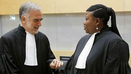 Der erste Chefankläger des Internationalen Stragerichtshofs, Luis Moreno Ocampo, hat 2012 den Staffelstab an seine Nachfolgerin und langjährige Stellvertreterin Fatou Bensouda übergeben. 