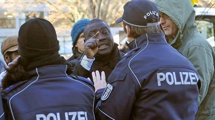 Hin und zurück: Flüchtlinge vom Oranienplatz streiten sich mit Polizisten