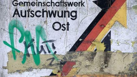 Verwitterter Schriftzug in Magdeburg: Gleichwertige Gemeinschaft erreichen