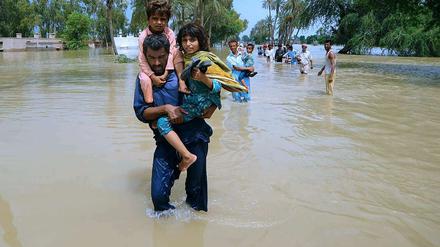 In Pakistan droht der seit Wochen unter Überschwemmungen leidenden Bevölkerung der Ausbruch von Seuchen.