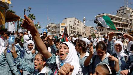 Diese palästinensischen Schülerinnen protestieren in Ramallah gegen US-Präsident Barack Obama, der ein amerikanisches Veto im Sicherheitsrat angekündigt hat. 