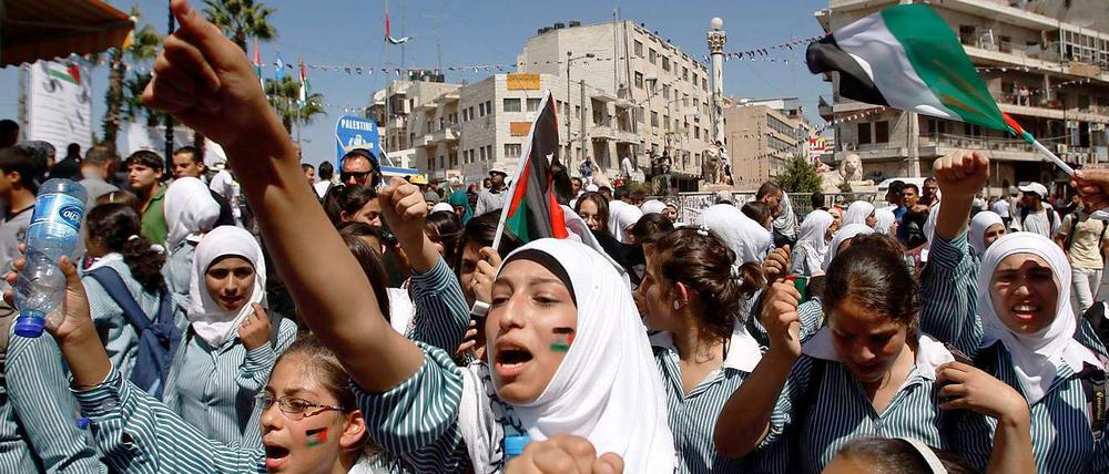 Diese palästinensischen Schülerinnen protestieren in Ramallah gegen US-Präsident Barack Obama, der ein amerikanisches Veto im Sicherheitsrat angekündigt hat. 