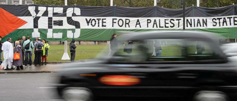 Klare Ansage: Vor dem britischen Unterhaus werben Sympathisanten für die Anerkennung eines palästinensischen Staates.