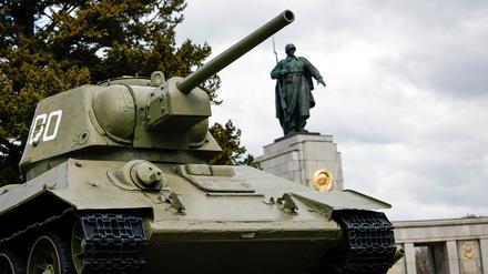 Ein sowjetische Panzer vom Typ T-34 steht neben dem Zugang zum Sowjetischen Ehrenmahl und zugleich Grabstätte für 2000 sowjetische Soldaten in Tiergarten. 