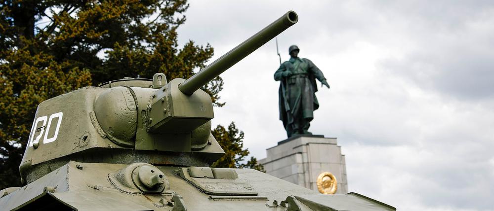 Ein sowjetische Panzer vom Typ T-34 steht neben dem Zugang zum Sowjetischen Ehrenmahl und zugleich Grabstätte für 2000 sowjetische Soldaten in Tiergarten. 