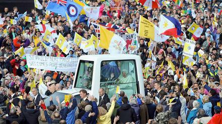 Mit dem Papamobil durch die Masse: Briten jubeln dem Papst zu.