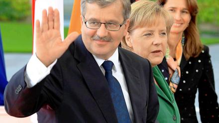 Der polnische Staatspräsident Bronislaw Komorowski wird von Bundeskanzlerin Angela Merkel im Bundeskanzleramt in Berlin empfangen. 