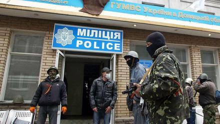 Pro-russische Bewaffnete vor der eingenommenen Polizeistation in Slawjansk.