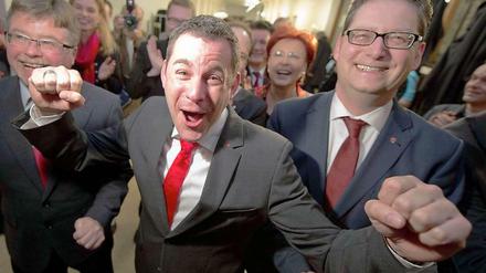 Überraschender Sieger: Sven Gerich (Mitte) wird Wiesbadener Oberbürgermeister. Auch SPD-Landeschef Thorsten Schäfer-Gümbel (rechts) freut sich.
