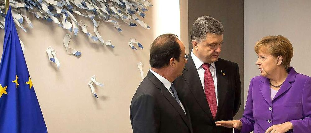 Mitten in Europa. Frankreichs Staatschef Hollande, der ukrainische Präsident Poroschenko und Kanzlerin Merkel (v.l.n.r.) beim EU-Gipfel in Brüssel.