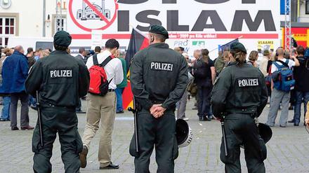 September 2008: Die rechtsgerichtete Bürgerbewegung "Pro Köln" plante auf dem Kölner Heumarkt eine Kundgebung, die jedoch aus Sicherheitsgründen von der Polizei untersagt wurde.