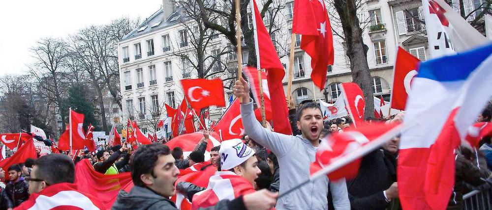 Türken in Frankreich demonstrieren gegen das neue Gesetz.