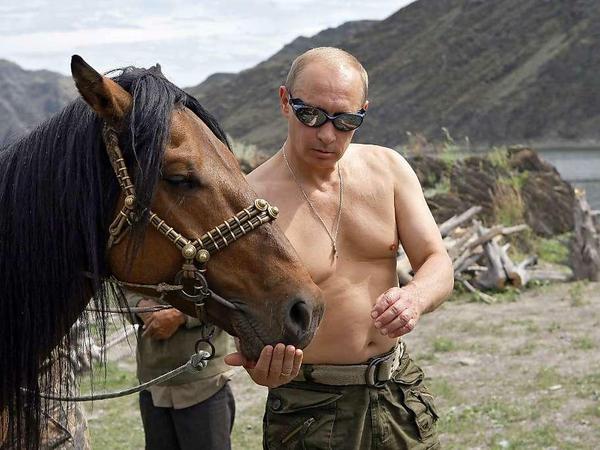 In Western-Manier präsentiert sich Wladimir Putin. In welcher Welt lebt er?