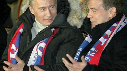 Der russische Premierminister und der russische Präsident Dmitri Medwedew haben ihr Land fest im Griff. Doch die Machtvertikale wankt. 