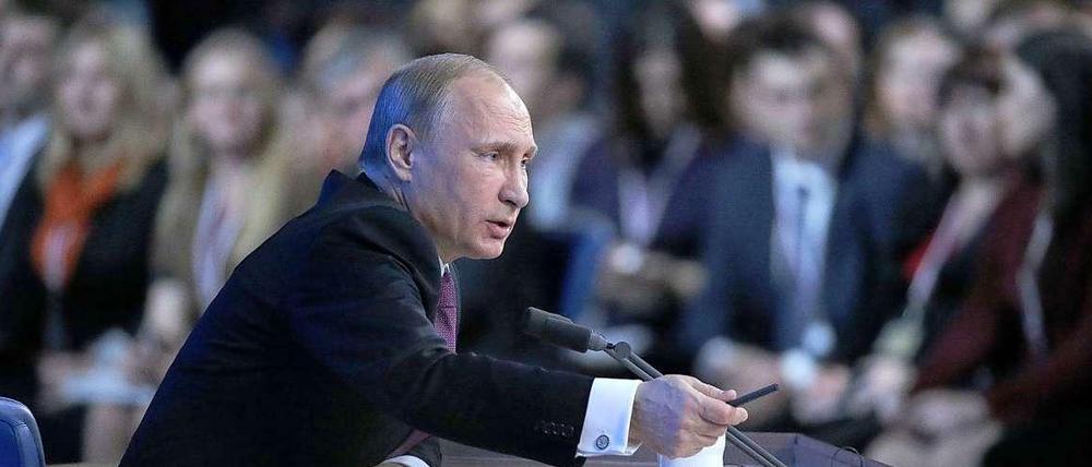 Wladimir Putin musste sich bei der Jahrespressekonferenz ungewöhnlich kritischen Fragen stellen.