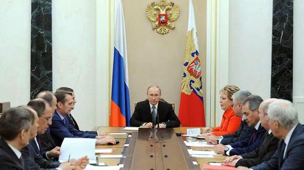 In Russland ein König: Putin leitet eine Sitzung des russischen Sicherheitsrates im Kreml.