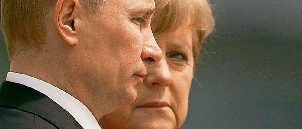 Wladimir Putin und Angela Merkel: Deutschlands Atomangst mästet die russische Kriegskasse.