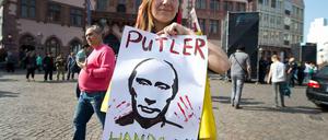 Ist der Ruf erst ruiniert... Ukrainer in Frankfurt demonstrieren gegen die russische Politik.