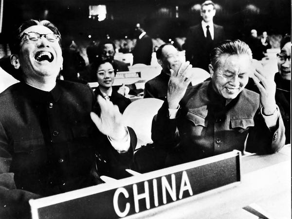 Qiao Guanhua (links), Vizeaußenminister der Volksrepublik China, am 15. November 1971 bei der 26. UN-Generalversammlung. Kurz zuvor hatten die Vereinten Nationen Peking anerkannt statt Taipeh.
