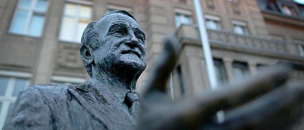 Am 16. Januar wäre der frühere Bundespräsident Johannes Rau 80 Jahre alt geworden. Dieses von Ann Weers Lacey erschaffene Denkmal steht vor der früheren Staatskanzlei in Düsseldorf.