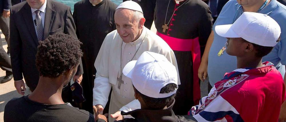 Papst Franziskus bei einem Gespräch mit Flüchtlingen auf der Insel Lampedusa im Mittelmeer