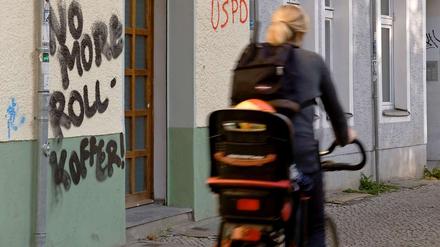 "Keine Rollkoffer mehr" fordert diese Wandschmiererei. Der Frust über die negativen Folgen des Tourismusbooms in Berlin wächst.