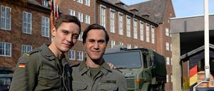 Die Schauspieler Jonas Nay und Ludwig Trepte am Set der RTL-Serie "Deutschland".