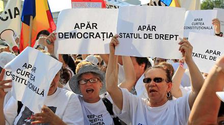 Rumänen demonstrieren gegen die Absetzung von Präsident Traian Basescu.