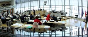 Blick in den Plenarsaal des Landtags von Sachsen-Anhalt. Die geplante Rundfunkbeitragserhöhung in Deutschland von 17,50 Euro auf 18,36 Euro ist hier höchst umstritten. 