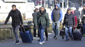 Russische Männer, die vor der Einberufung in die Armee fliehen, an der Grenze zu Georgien