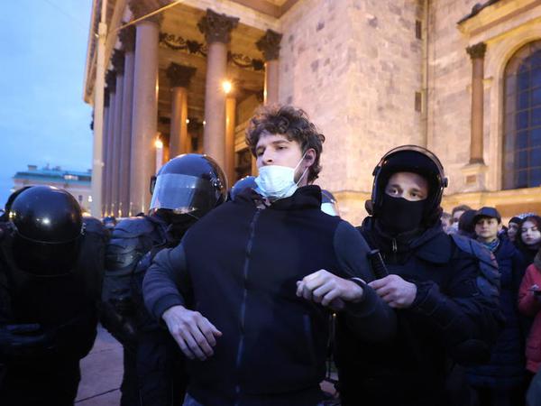 Demonstrant gegen Teilmobilmachung wird in  St. Petersburg abgeführt.