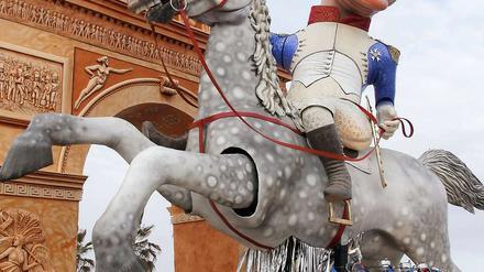 Der französische Präsident sitzt bei einem Karnevalsumzug im italienische Viareggio als Napoleönchen auf einem kleinen Pferd.