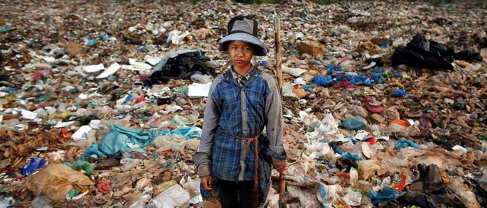 Die 14-jährige Saven lebt davor, auf einer Müllkippe in Kambodscha, noch Brauchbares zu finden und zu verkaufen. Die Jugendbotschafter der entwicklungspolitischen Kampagnenorganisation One stellen vor allem die Probleme von Mädchen und Frauen in den Mittelpunkt ihres Briefes. 